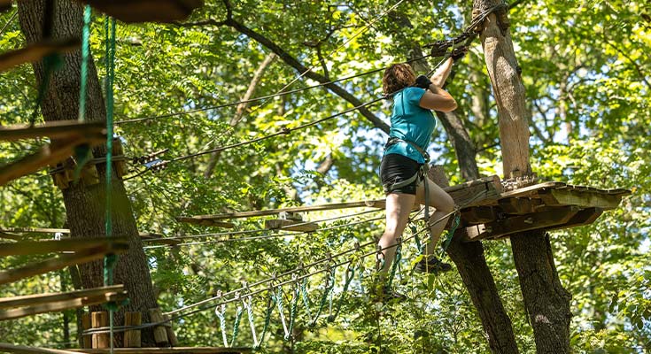 Activité en nature au parc aventure du Roc de Massereau