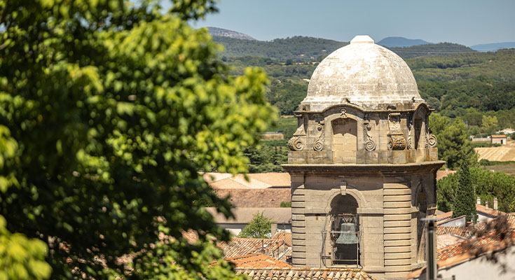 Vue sur Sommières, cité médiévale dans le Gard