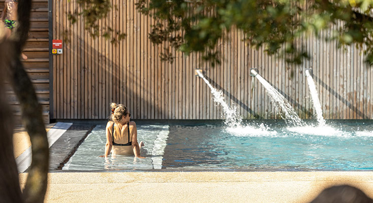 Piscine extérieure avec espace balnéothérapie dans le Gard à Sommières