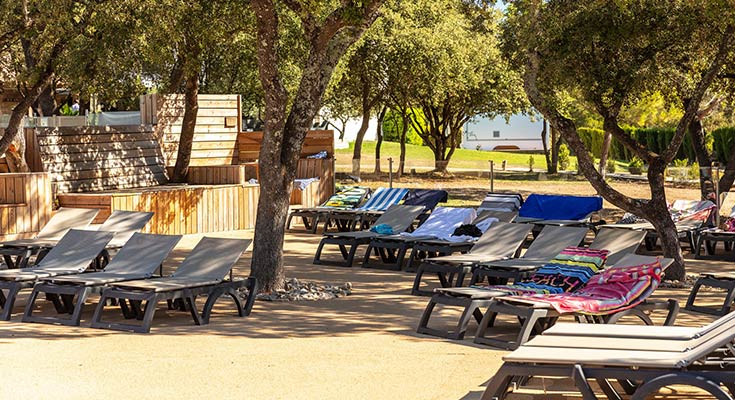 Piscine avec coins d'ombres au camping du Domaine de Massereau