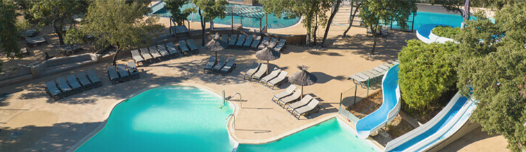 Parc aquatique avec piscine chauffée, toboggans et balnéo au camping du Domaine de Massereau dans le Gard