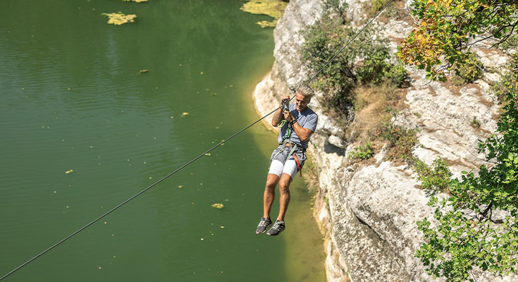 Tyrolienne au parc aventure du Roc de Massereau