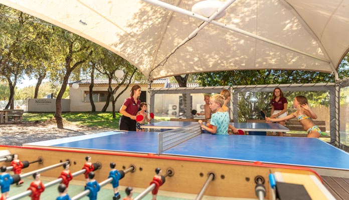 Partie de ping-pong au club enfant du camping du Domaine de Massereau