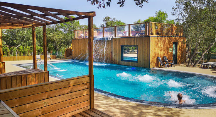 Piscine chauffée et jets massants au camping du Domaine de Massereau