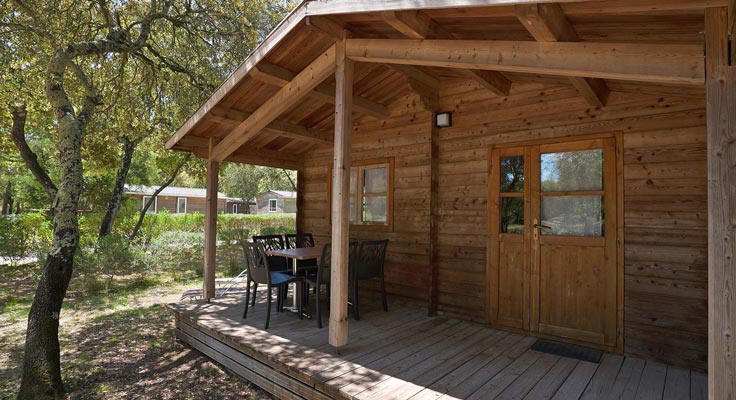 Location de cabane en bois dans le Gard au camping 5 étoiles du Domaine de Massereau