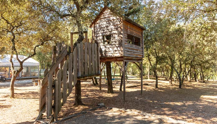 Cabane perchée pour enfants au camping du Domaine de Massereau