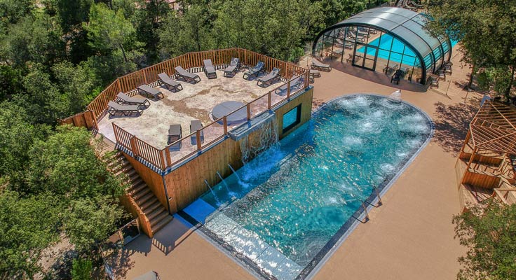 Piscine et solarium du camping du Domaine de Massereau