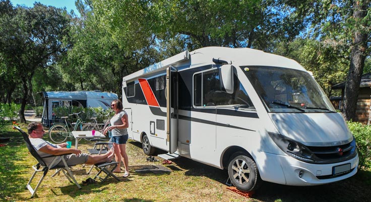 Location d'emplacement pour camping-car dans le Gard au camping du Domaine de Massereau