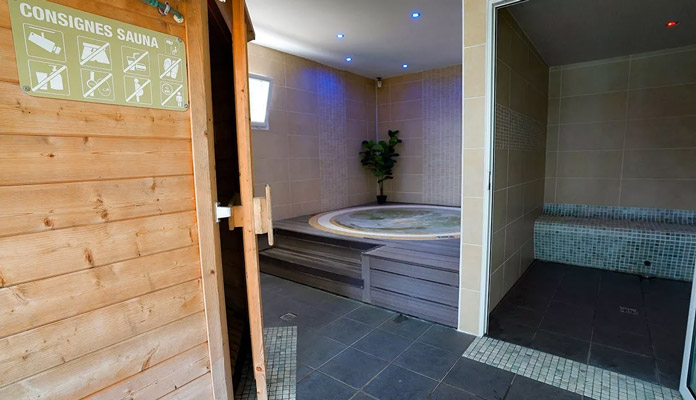 Espace bien-être avec jacuzzi, sauna et hammam au camping du Domaine de Massereau