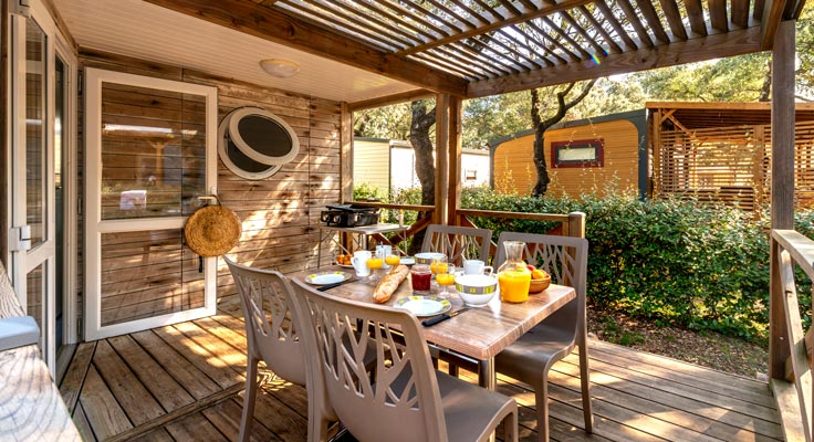 Terrasse mobil-home premium au camping Domaine de Massereau dans le Gard