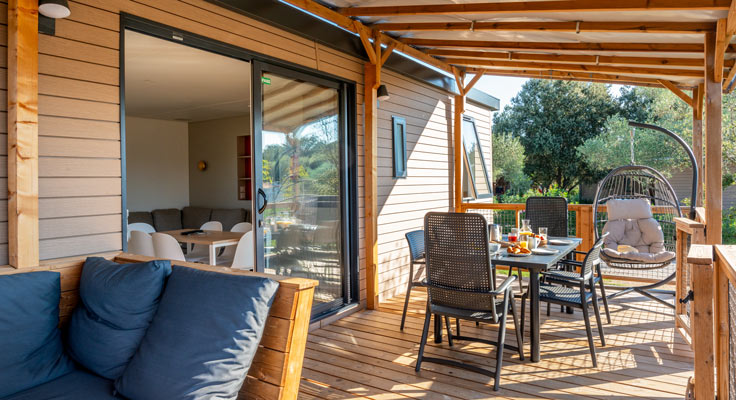 Terrasse mobil-home ultimate plus à Sommières dans le Gard