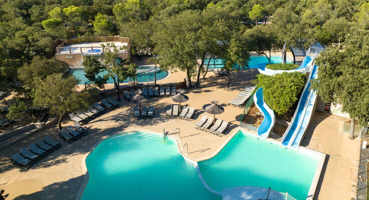 Parc aquatique avec piscine chauffée, balnéo, jets massants et toboggans au camping 5 étoiles du Domaine de Massereau dans le Gard