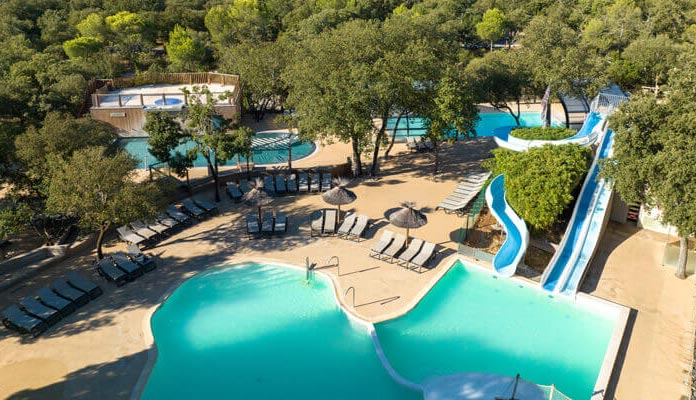 Parc aquatique les Prés du Roi avec piscine chauffée, toboggans, solarium, balnéo, jets massant à Sommières dans le Gard