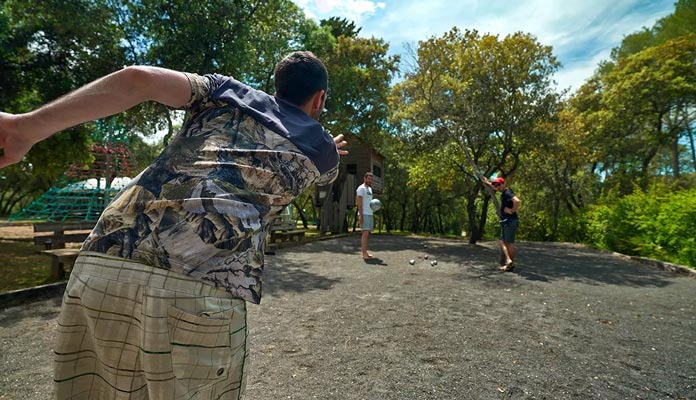 Pétanque au boulodrome du camping du Domaine de Massereau dans le Gard