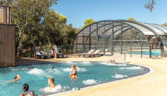 Piscine couverte dans le Gard au parc aquatique Les Prés du Roi