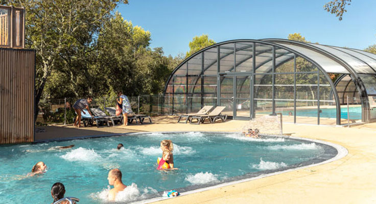 Piscine couverte dans le Gard au parc aquatique Les Prés du Roi