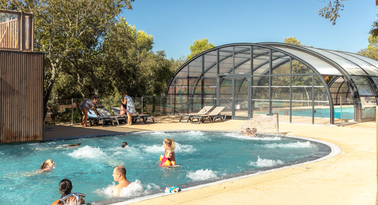 Bain à remous et piscine couverte du parc aquatique du Domaine de Massereau