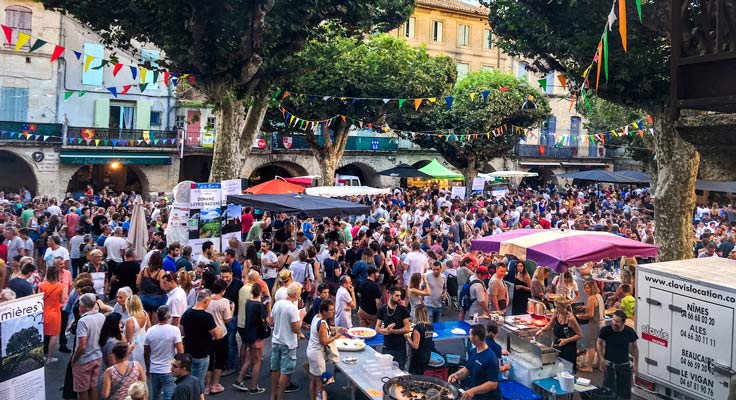 Place du marché lors des Estivales de Sommières en été