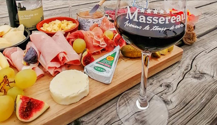 Plateau de produits locaux avec vin du Domaine de Massereau