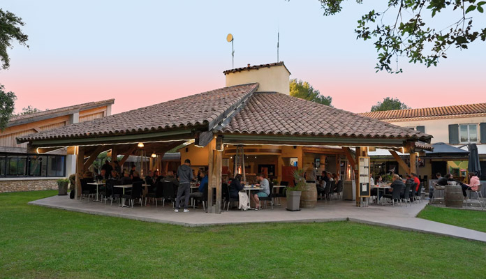 Dîner romantique sous la pergola du restaurant La Source à Sommières, entre Nîmes et Montpellier