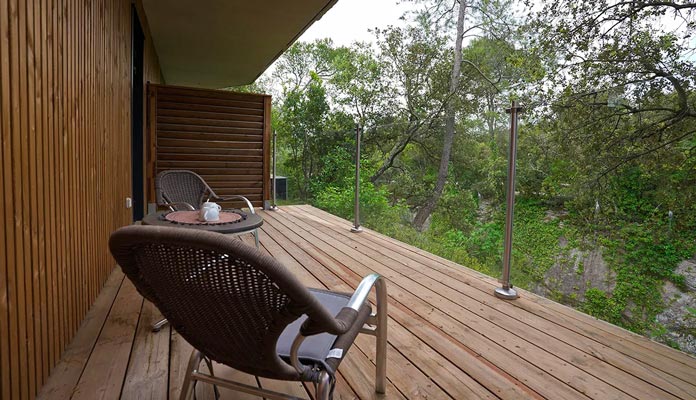 Terrasse de l'espace bien-être du camping du Domaine de Massereau