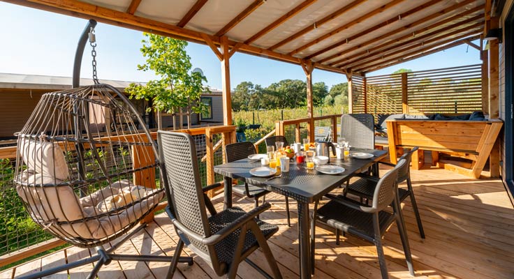 petit déjeuner sur la terrasse du mobil-home au camping dans le Gard