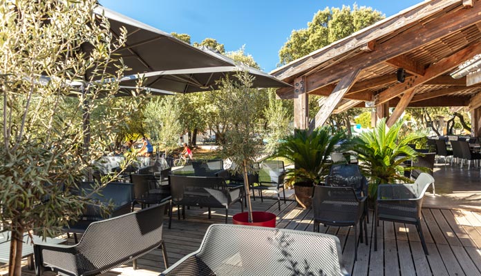 Terrasse ombragée au restaurant La Source du camping Le Domaine de Massereau