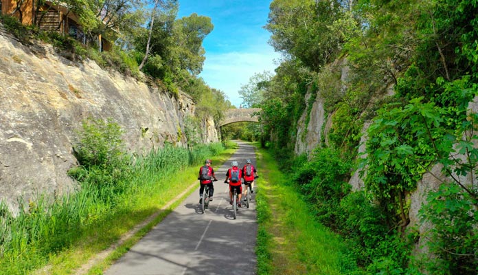 Découverte de la voie verte en vélo dans le Gard, avec un accès direct depuis le camping du Domaien de Massereau