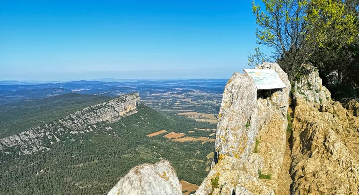 Vue sur le Pic Saint Loup en Occitanie